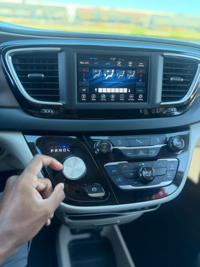 Used 2018 Chrysler Pacifica Touring FWD image 39