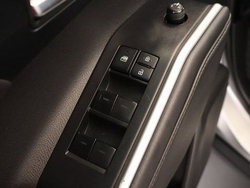 Used 2022 Toyota Highlander XLE AWD/4WD image 11