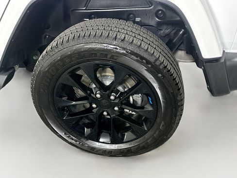 Used 2022 Jeep Wrangler Sahara w/ Cold Weather Group image 11