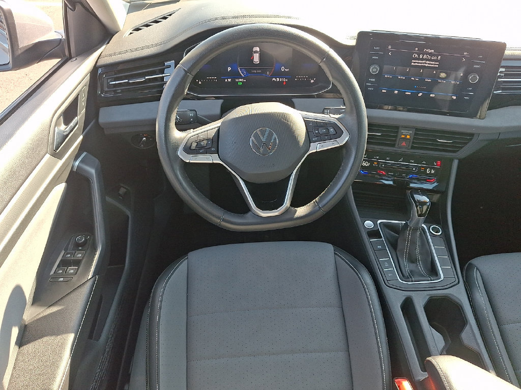 Used 2025 Volkswagen Jetta SE FWD image 11