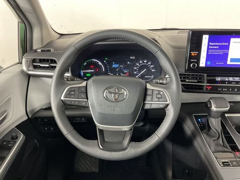 Used 2025 Toyota Sienna XLE FWD image 12