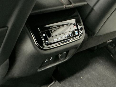 Used 2025 Nissan Armada PRO-4X image 14