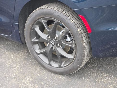 Used 2025 Chrysler Pacifica Limited w/ Uconnect Theater Family Group image 21