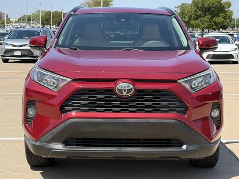 Used 2019 Toyota RAV4 XLE Premium FWD image 8