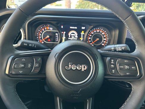 Used 2025 Jeep Gladiator Sport AWD/4WD image 22