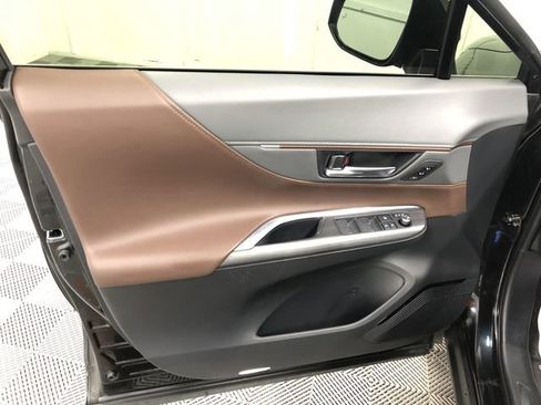 Used 2021 Toyota Venza Limited w/ Advanced Technology Package image 12