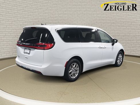 Used 2024 Chrysler Pacifica Touring-L image 5