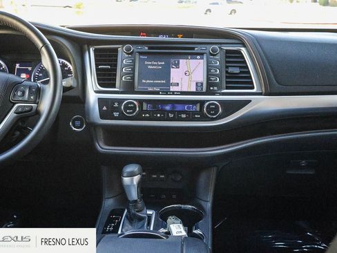 Used 2019 Toyota Highlander XLE w/ Carpet Mat Package (TMS) image 16