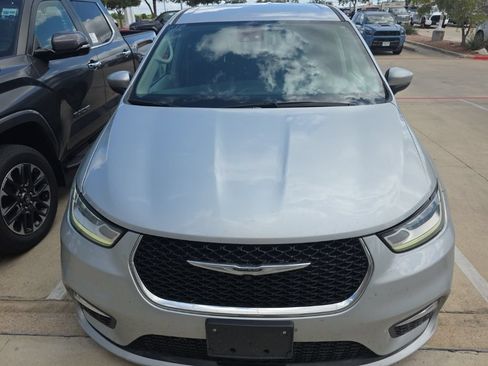 Used 2023 Chrysler Pacifica Touring-L FWD image 8