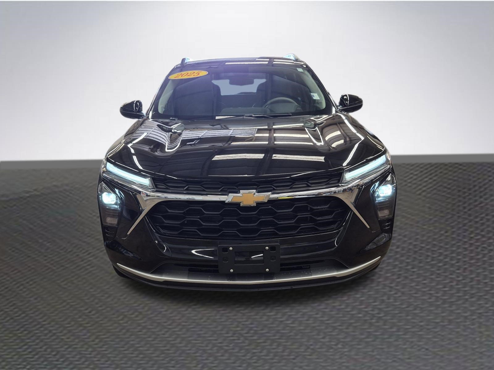 Used 2025 Chevrolet Trax LT FWD image 3