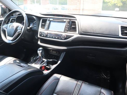 Used 2019 Toyota Highlander SE AWD/4WD image 11