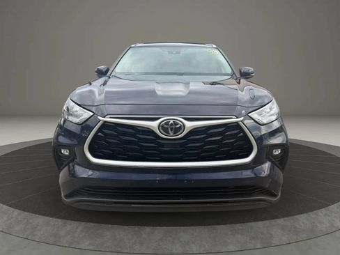 Used 2020 Toyota Highlander XLE AWD/4WD image 2