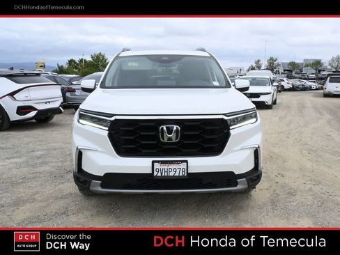 Used 2025 Honda Pilot Touring image 2