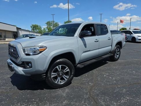 Used 2018 Toyota Tacoma TRD Sport AWD/4WD image 2
