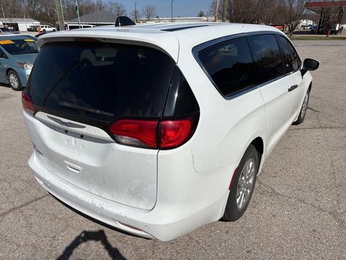 Used 2018 Chrysler Pacifica L FWD image 4