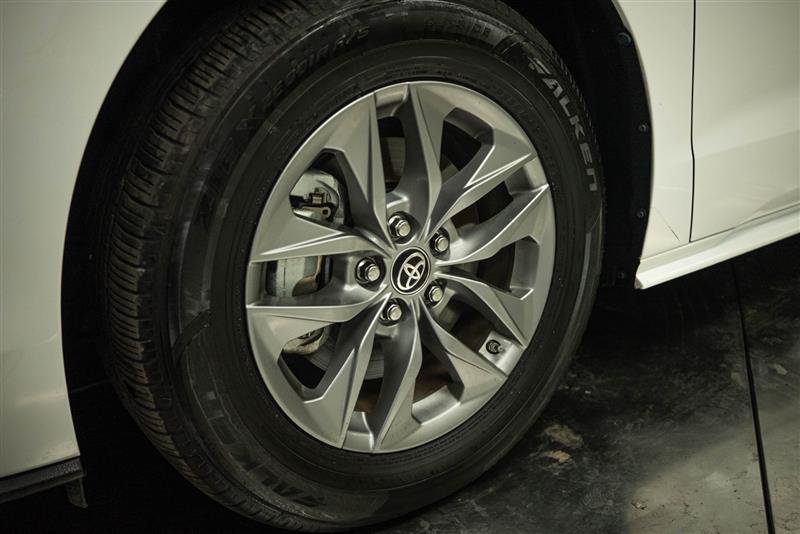 Used 2024 Toyota Sienna LE AWD/4WD image 3