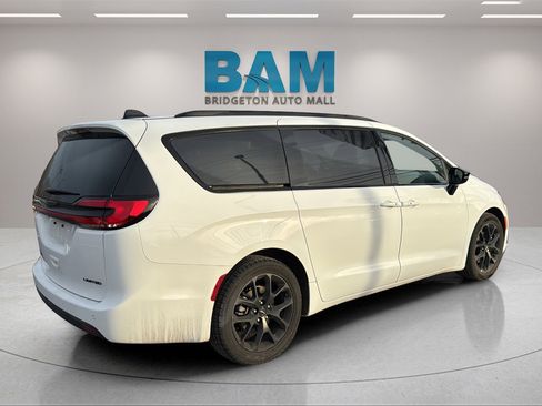 Used 2025 Chrysler Pacifica Limited image 7