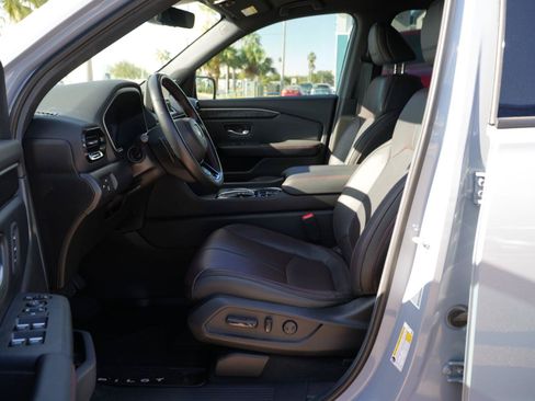Used 2025 Honda Pilot Black Edition image 7