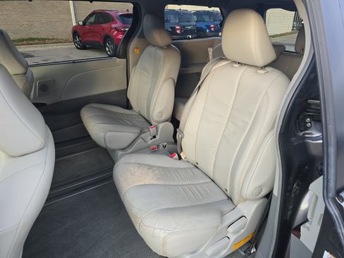 Used 2011 Toyota Sienna XLE image 16