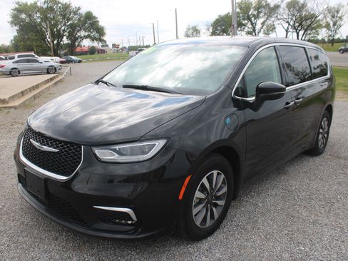 Used 2023 Chrysler Pacifica Touring-L image 3
