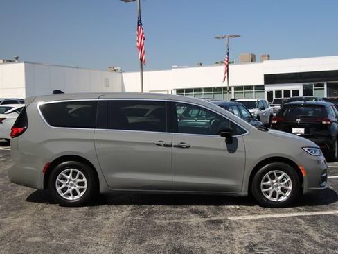 Used 2025 Chrysler Pacifica Select FWD image 10