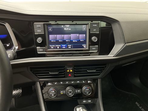 Used 2024 Volkswagen Jetta SE w/ Panoramic Sunroof Package image 17