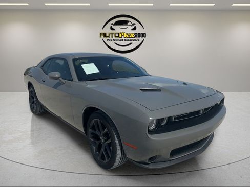 Used 2018 Dodge Challenger SXT RWD image 1
