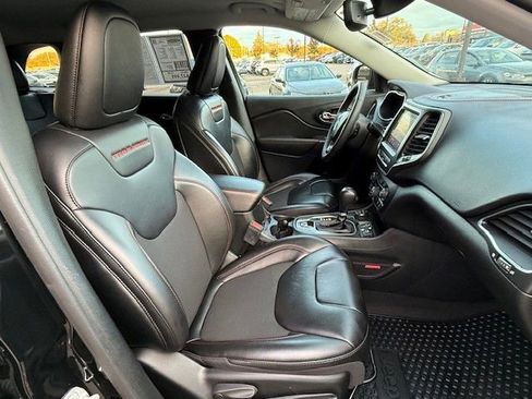 Used 2023 Jeep Cherokee Trailhawk image 18