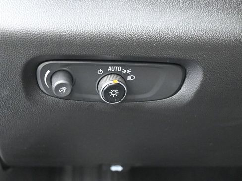 Used 2023 Chevrolet Traverse LT FWD image 17