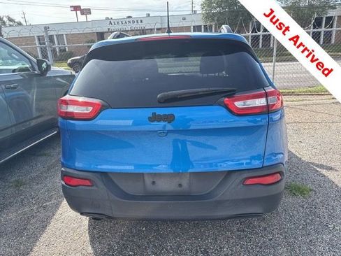 Used 2018 Jeep Cherokee Latitude w/ Altitude Package FWD image 12