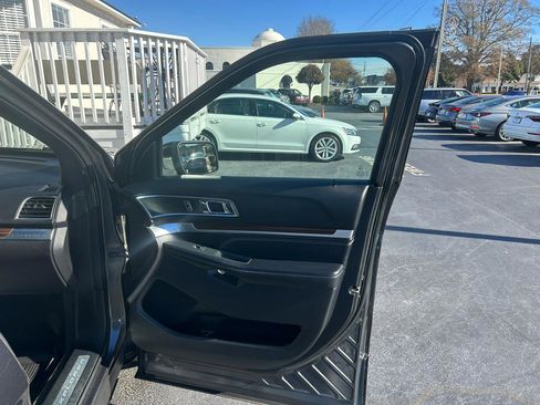 Used 2018 Ford Explorer Limited image 21
