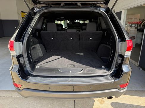Used 2019 Jeep Grand Cherokee Laredo AWD/4WD image 37