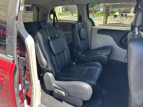 Used 2013 Chrysler Town & Country Touring FWD image 8