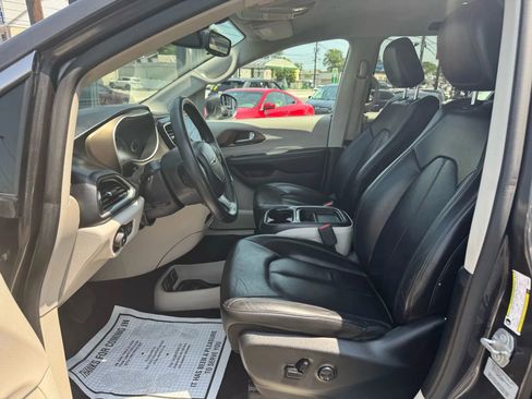 Used 2017 Chrysler Pacifica Touring-L image 9