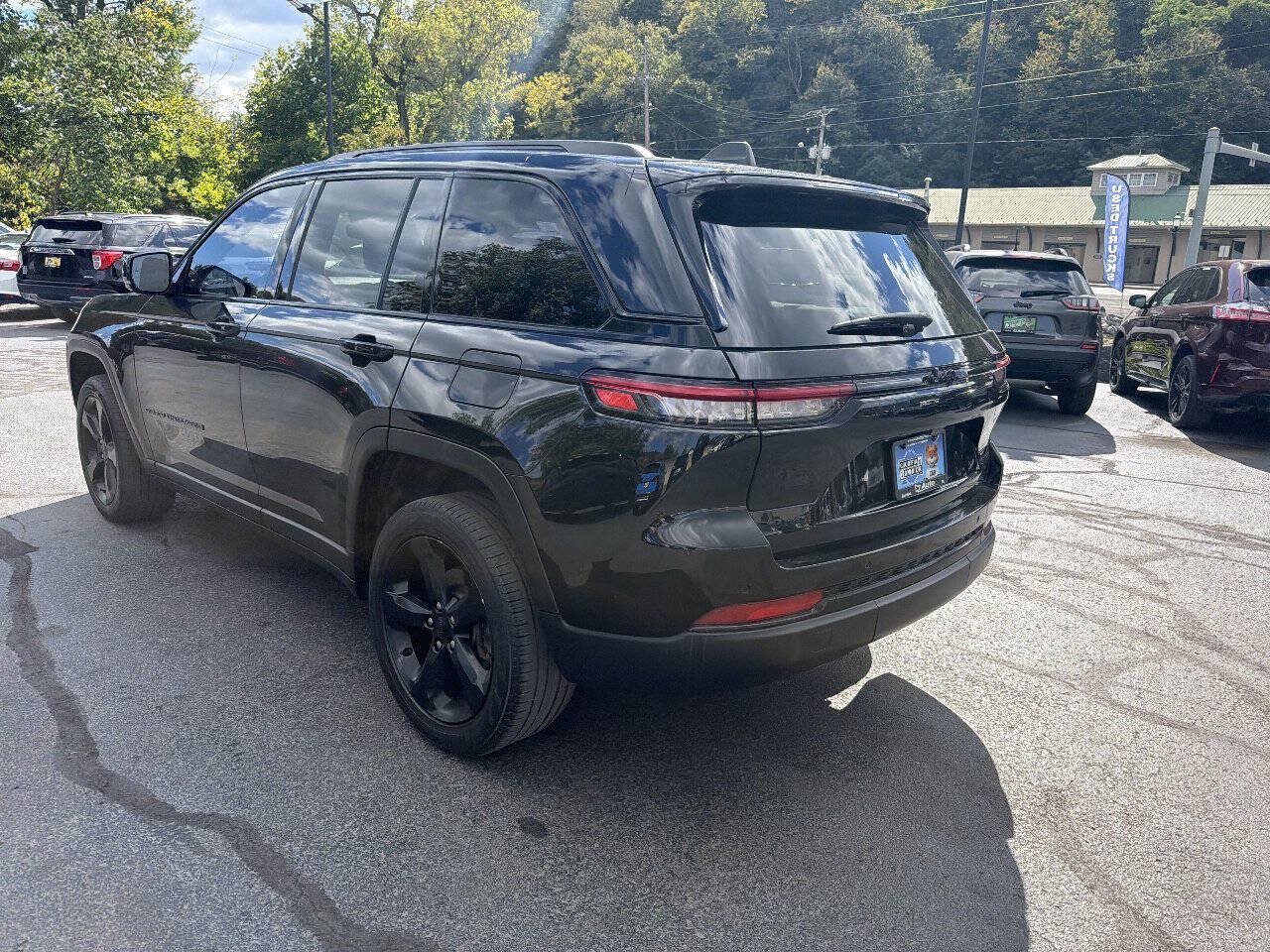 Used 2023 Jeep Grand Cherokee Limited w/ Black Appearance Package AWD/4WD image 6