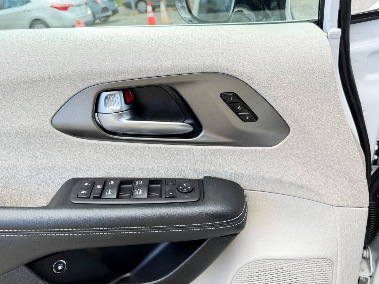 Used 2024 Chrysler Pacifica Limited FWD image 18