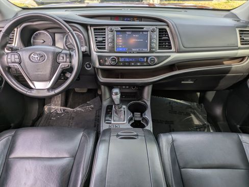 Used 2018 Toyota Highlander SE image 17