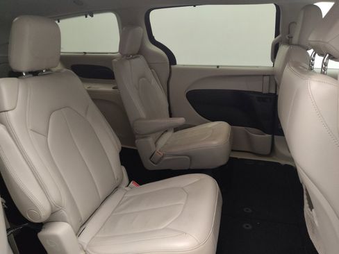 Used 2017 Chrysler Pacifica Touring-L FWD image 19