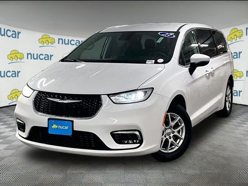 Used 2023 Chrysler Pacifica Touring-L FWD image 3