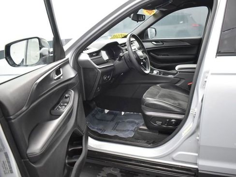 Used 2024 Jeep Grand Cherokee L Laredo image 12