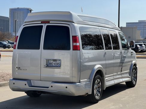 Used 2019 Chevrolet Express 2500 w/ Enhanced Convenience Package image 9