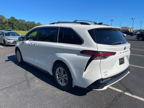 Used 2023 Toyota Sienna XSE AWD/4WD image 15
