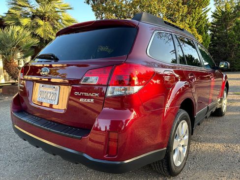 Used 2011 Subaru Outback 2.5i Premium image 13