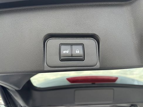 Used 2025 Nissan Rogue SV FWD image 23