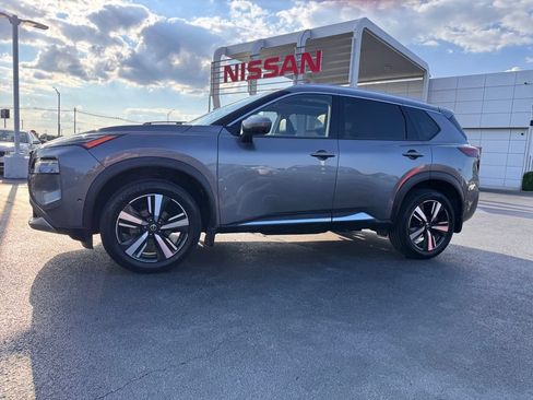 Used 2021 Nissan Rogue Platinum FWD image 2