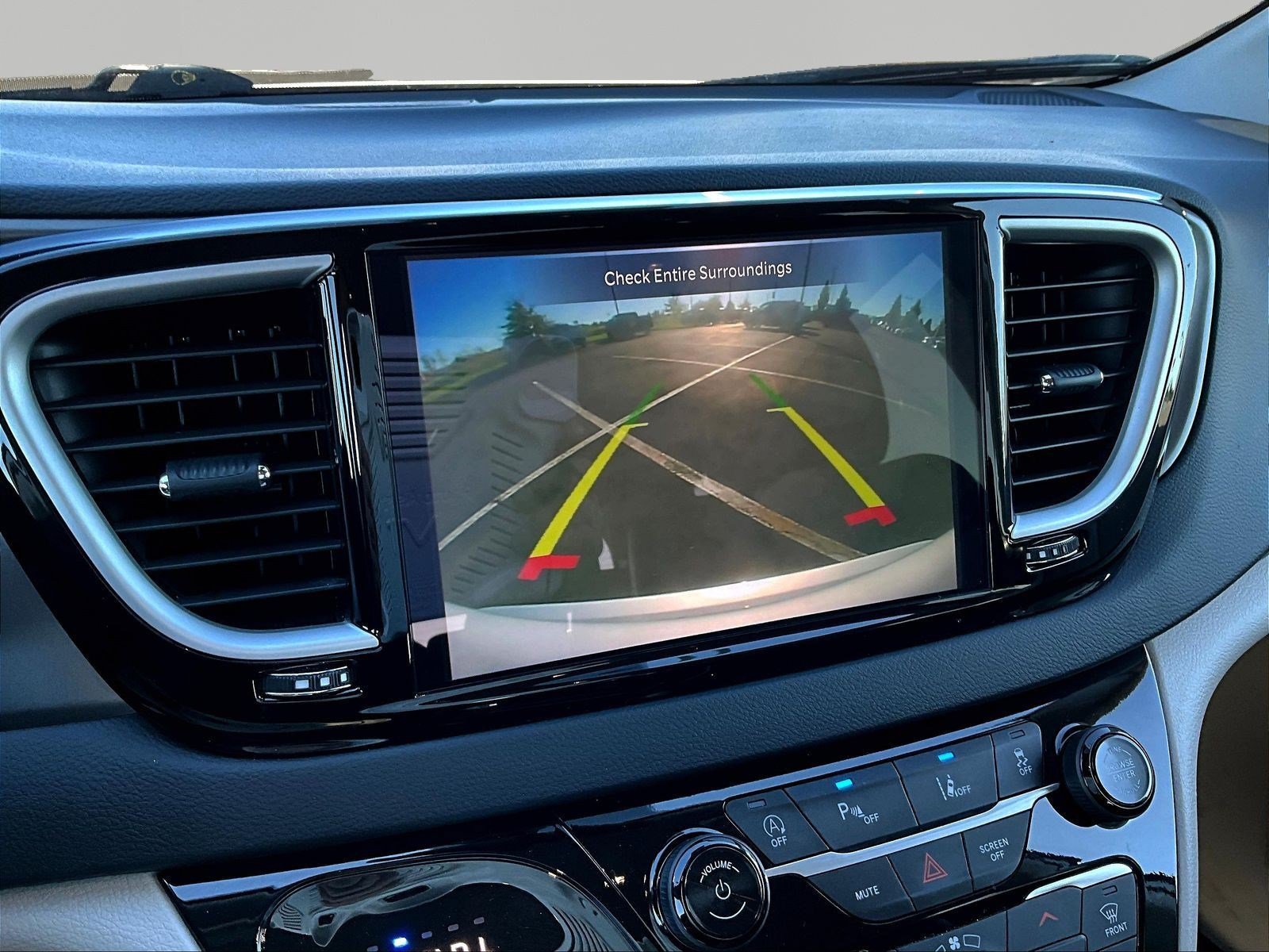 Used 2024 Chrysler Pacifica Touring-L FWD image 13