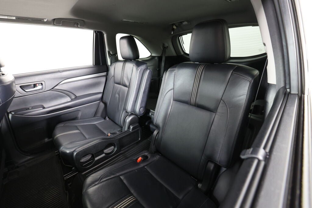 Used 2017 Toyota Highlander SE AWD/4WD image 16