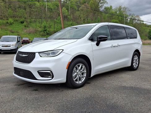 Used 2026 Chrysler Pacifica Select FWD image 3