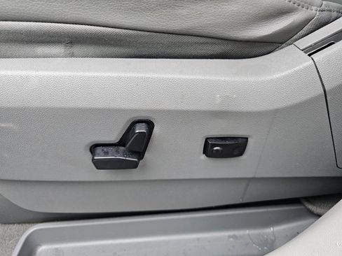 Used 2012 Volkswagen Routan SE image 28