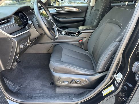 Used 2022 Jeep Grand Cherokee L Laredo w/ Luxury Tech Group I RWD image 9